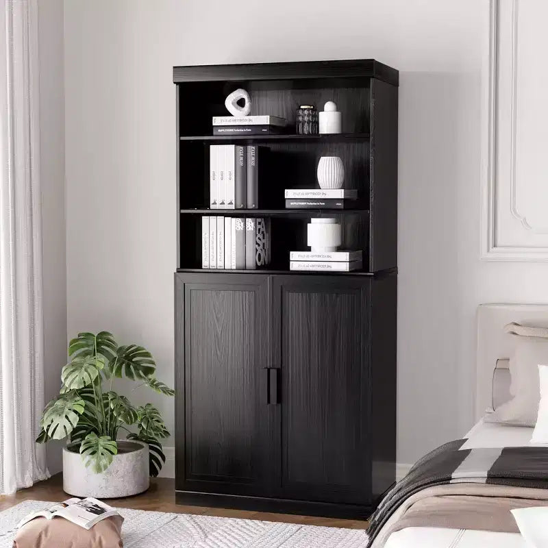 Mobiletto accentato nero/legno naturale con ante, libreria alta autoportante per piccoli spazi
