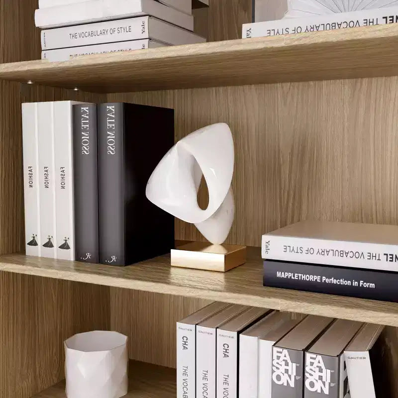Mobiletto accentato nero/legno naturale con ante, libreria alta autoportante per piccoli spazi